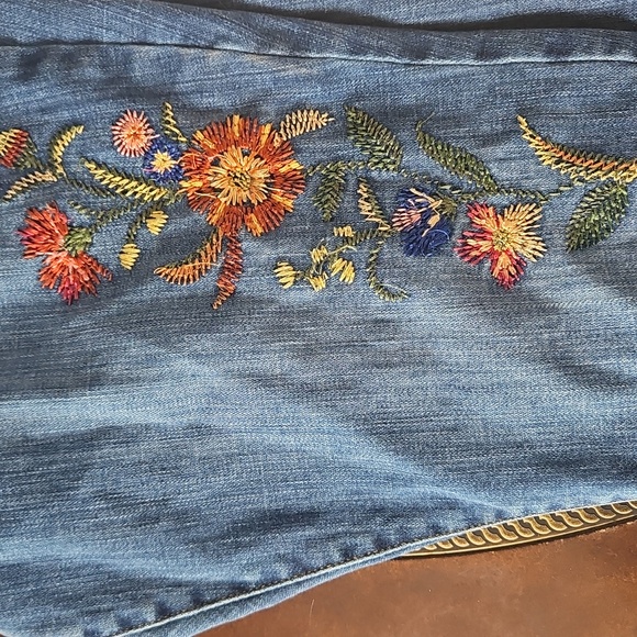 Stylish Women's Blue Jeans with Floral Embroidery Size 12 - Picture 5 of 5